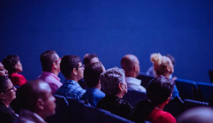 Mensen in een conferentiezaal