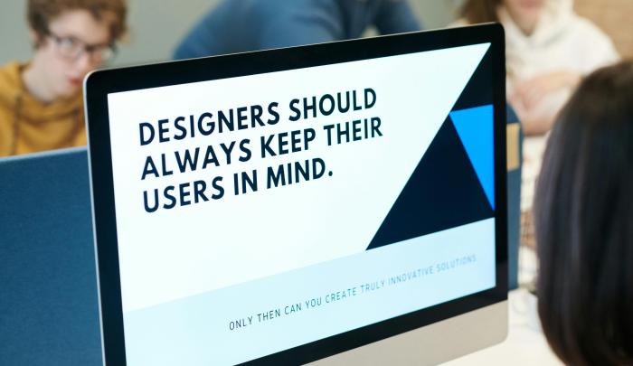 scherm waarop staat: designers should always keep their users in mind.ave 